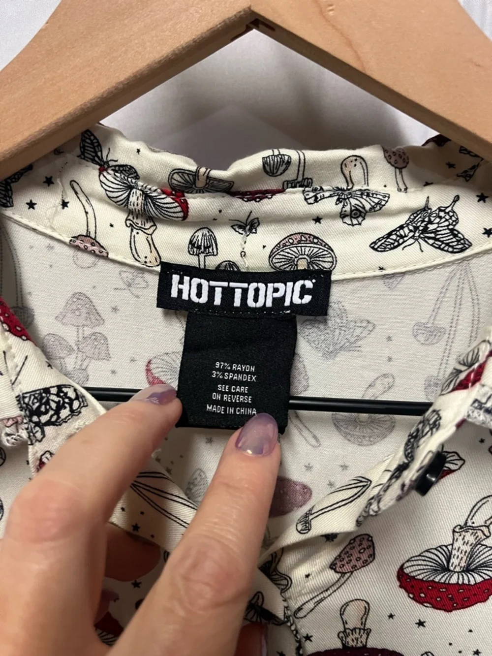 Hot Topic 97% Rayon Mushroom Print Short Sleeve Shirt - White/Red (294)
